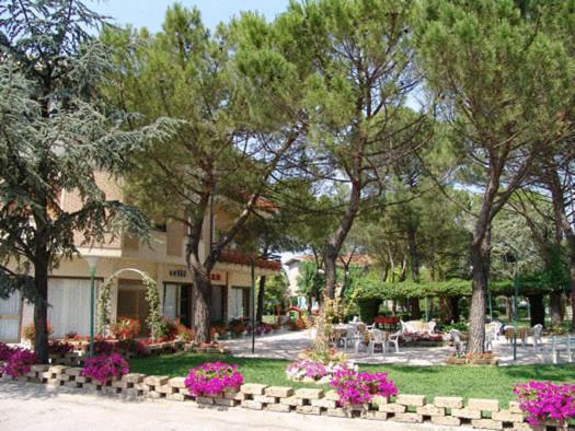 Hotel Ausonia Monte Porzio Esterno foto