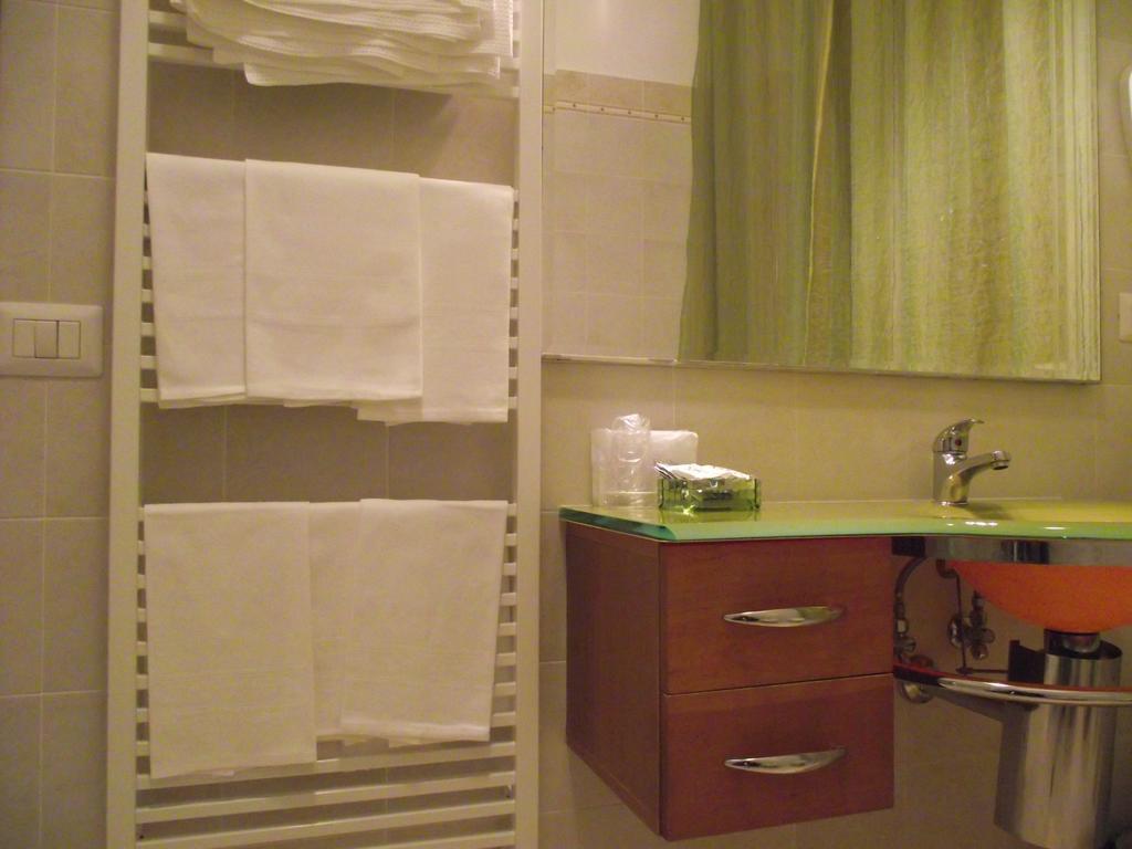 Hotel Ausonia Monte Porzio Esterno foto
