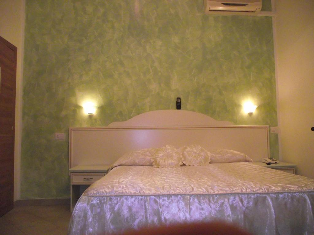 Hotel Ausonia Monte Porzio Camera foto
