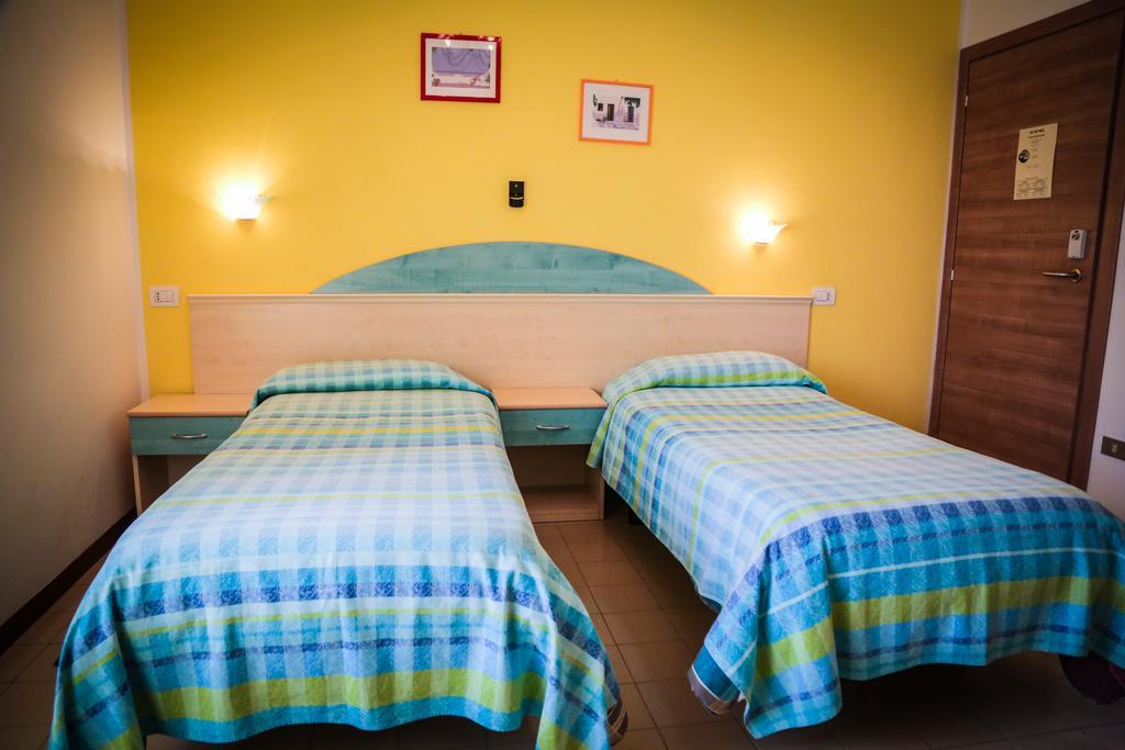Hotel Ausonia Monte Porzio Esterno foto