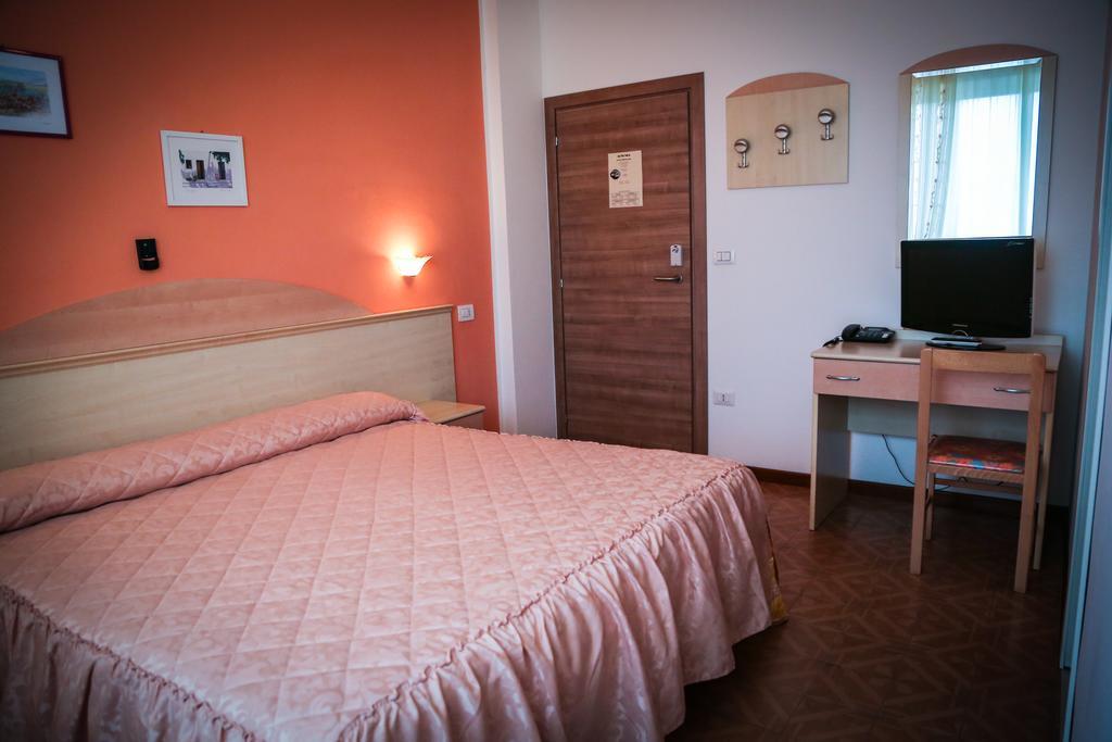 Hotel Ausonia Monte Porzio Esterno foto