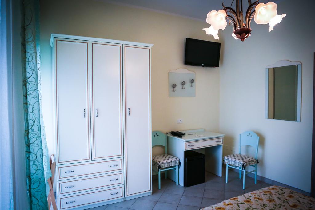 Hotel Ausonia Monte Porzio Esterno foto