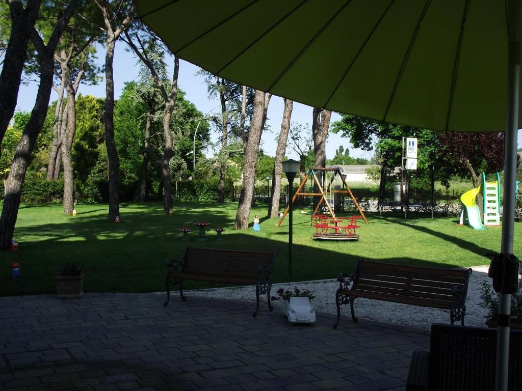 Hotel Ausonia Monte Porzio Esterno foto