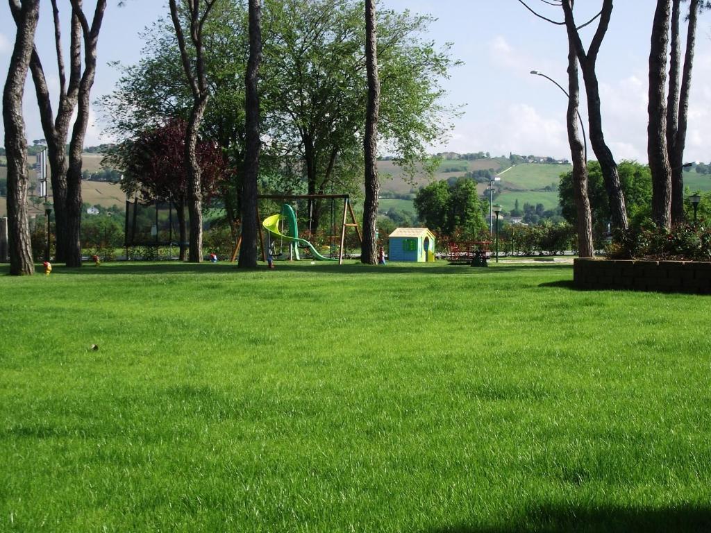 Hotel Ausonia Monte Porzio Esterno foto