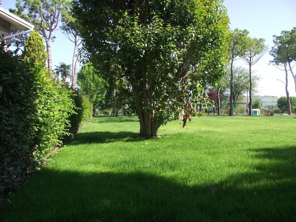 Hotel Ausonia Monte Porzio Esterno foto