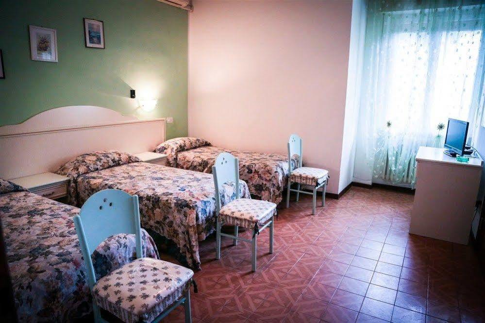 Hotel Ausonia Monte Porzio Esterno foto
