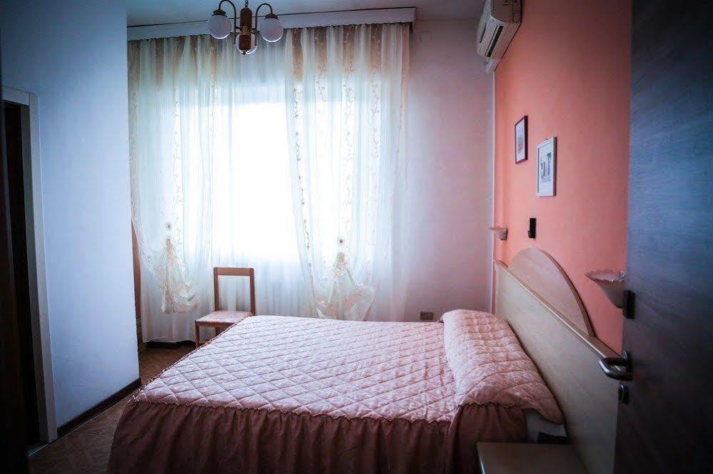 Hotel Ausonia Monte Porzio Esterno foto