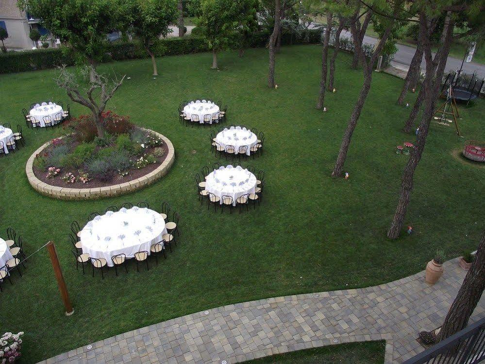 Hotel Ausonia Monte Porzio Esterno foto