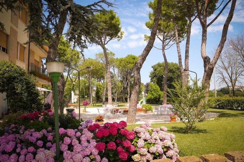 Hotel Ausonia Monte Porzio Esterno foto
