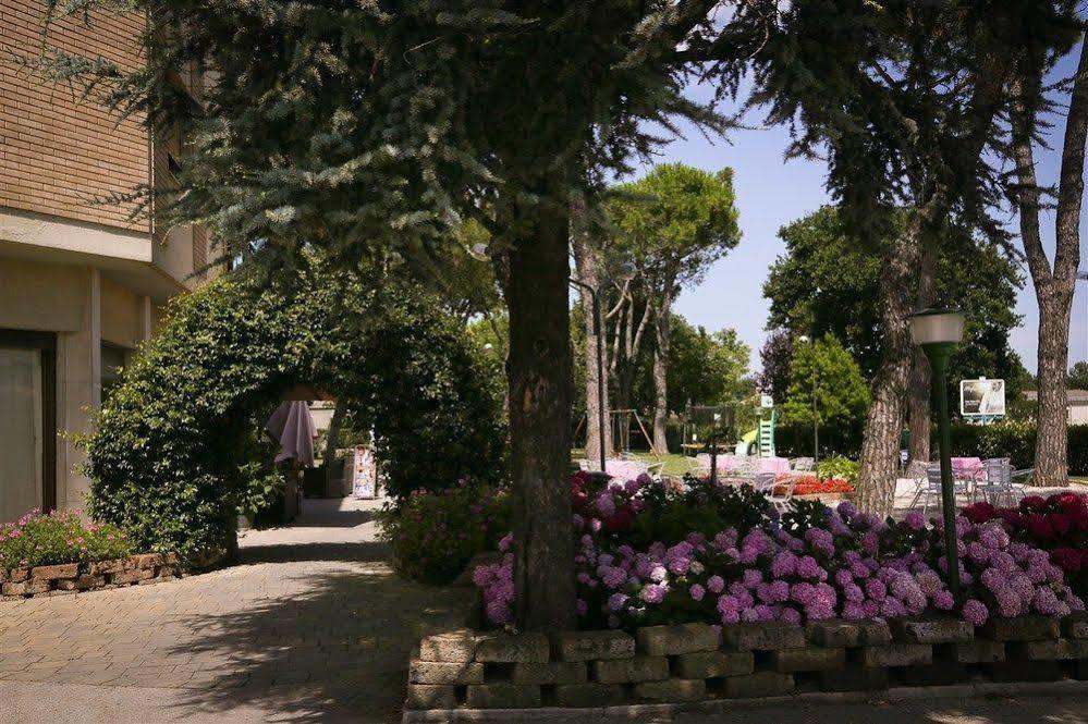 Hotel Ausonia Monte Porzio Esterno foto